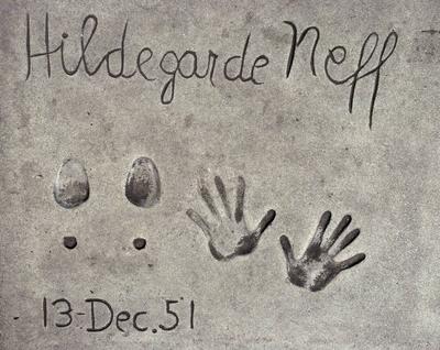 Hand und Fussabdr?cke der Schauspielerin Hildegard Knef in einer Zementplatte vor Graumans Chinese-stock-foto