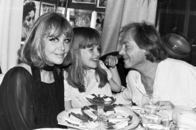 Archiv Hildegard Knef Tochter Christina Paul von Schell Muenchen 1980-90 Archiv Motive Kays Bistro Gaeste Muenchen ***-stock-foto