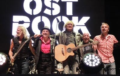 32/ Konzert: Bassist Christian Liebig von Karat, Andre Herzberg von Pankow, Saenger und Gitarrist Dieter Birr von den P-stock-foto