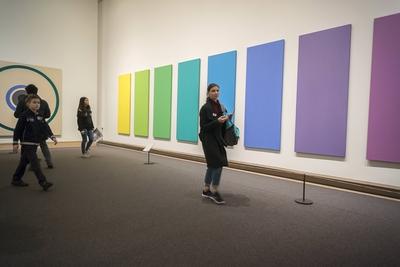 Ellsworth Kelly dies at 92 Visitors to the Metropolitan Museum of Art in New York view Ellsworth Kel-stock-foto