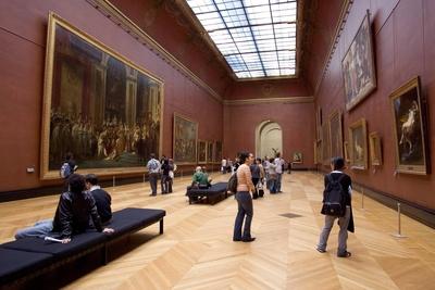 30.09.2005, Paris, FRA, FRANKREICH - Menschen betrachten die Gemaelde im Louvre. (Louvre, Le Grand Louvre, Renaissance,-stock-foto