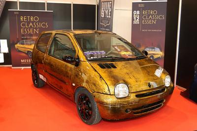 Renault Twingo (1. Generation) vor Werbeplakat f?r die Retro Classics Essen (Oldtimermesse 08.-12.04.2026), 57. Essen Mo-stock-foto