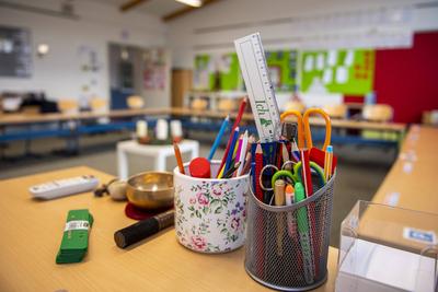 Schule in der Coronazeit Blick vom Lehrerpult in einen leeren Klassenraum einer Grundschule, wo die St?hle auf die B?nk-stock-foto