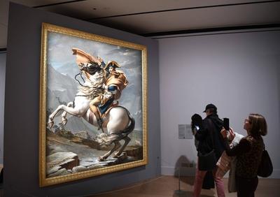 PARIS, FRANCE - OCTOBER 15: Visitors view the Napoleon Crossing the Alps during the exceptional exhibition at Musee du L-stock-foto