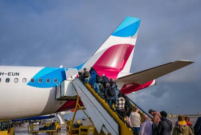 Urlauber steigen in ein Eurowings Flugzeug, Flughafen Faro, Algarve, Portugal-stock-foto