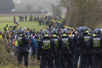 Proteste gegen Gruendung von AfD-Jugendorganisation-stock-foto