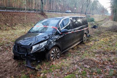 Am 30.11.2025 gegen 02:00 Uhr kam es auf der B109 bei Heinrichsruh zu einem Verkehrsunfall mit Sachschaden. Hierbei befu-stock-foto