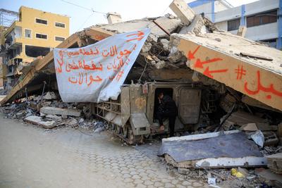 Gazan Youth Turns Abandoned Armored Vehicle Into Solar Charging Station After Losing His Family in Gaza Strip.-stock-foto