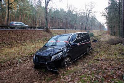 Am 30.11.2025 gegen 02:00 Uhr kam es auf der B109 bei Heinrichsruh zu einem Verkehrsunfall mit Sachschaden. Hierbei befu-stock-foto