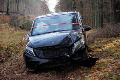 Am 30.11.2025 gegen 02:00 Uhr kam es auf der B109 bei Heinrichsruh zu einem Verkehrsunfall mit Sachschaden. Hierbei befu-stock-foto