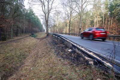 Am 30.11.2025 gegen 02:00 Uhr kam es auf der B109 bei Heinrichsruh zu einem Verkehrsunfall mit Sachschaden. Hierbei befu-stock-foto