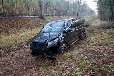 Am 30.11.2025 gegen 02:00 Uhr kam es auf der B109 bei Heinrichsruh zu einem Verkehrsunfall mit Sachschaden. Hierbei befu-stock-foto