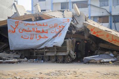 Gazan Youth Turns Abandoned Armored Vehicle Into Solar Charging Station After Losing His Family in Gaza Strip.-stock-foto