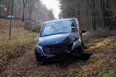 Am 30.11.2025 gegen 02:00 Uhr kam es auf der B109 bei Heinrichsruh zu einem Verkehrsunfall mit Sachschaden. Hierbei befu-stock-foto