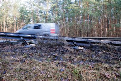 Am 30.11.2025 gegen 02:00 Uhr kam es auf der B109 bei Heinrichsruh zu einem Verkehrsunfall mit Sachschaden. Hierbei befu-stock-foto