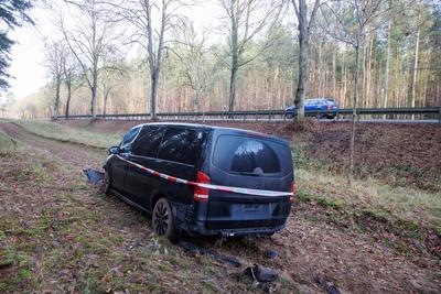 Am 30.11.2025 gegen 02:00 Uhr kam es auf der B109 bei Heinrichsruh zu einem Verkehrsunfall mit Sachschaden. Hierbei befu-stock-foto