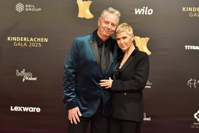 ABBdortmund: Heiko Wasser, Susanne Wasser Sport Moderator Ehepaar zu Gast auf dem roten Teppich bei der Kinderlachen Gala 2025 in der Westfalenhalleam 29.11.2025 in Dortmund NRW Deutschland *** ABBdortmund Heiko Wasser, Susanne Wasser sports presenter couple as guests on the red carpet at the Kinderlachen Gala 2025 in the Westfalenhalleon 29 11 2025 in Dortmund NRW Germany-stock-foto