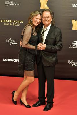 ABBdortmund: Alexandra Andrews mit Mann Chris Andrews Sanger Ehepaar zu Gast auf dem roten Teppich bei der Kinderlachen Gala 2025 in der Westfalenhalleam 29.11.2025 in Dortmund NRW Deutschland *** ABBdortmund Alexandra Andrews with husband Chris Andrews Sanger couple as guests on the red carpet at the Kinderlachen Gala 2025 in the Westfalenhalleon 29 11 2025 in Dortmund NRW Germany-stock-foto