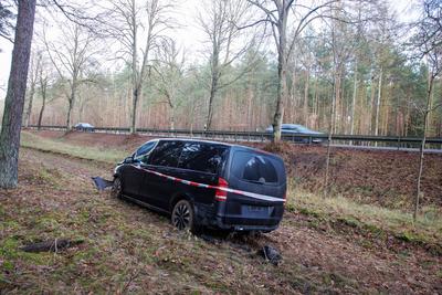 Am 30.11.2025 gegen 02:00 Uhr kam es auf der B109 bei Heinrichsruh zu einem Verkehrsunfall mit Sachschaden. Hierbei befu-stock-foto