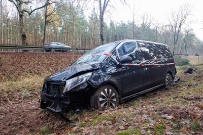 Am 30.11.2025 gegen 02:00 Uhr kam es auf der B109 bei Heinrichsruh zu einem Verkehrsunfall mit Sachschaden. Hierbei befu-stock-foto