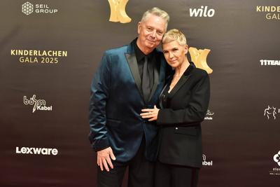 ABBdortmund: Heiko Wasser, Susanne Wasser Sport Moderator Ehepaar zu Gast auf dem roten Teppich bei der Kinderlachen Gala 2025 in der Westfalenhalleam 29.11.2025 in Dortmund NRW Deutschland *** ABBdortmund Heiko Wasser, Susanne Wasser sports presenter couple as guests on the red carpet at the Kinderlachen Gala 2025 in the Westfalenhalleon 29 11 2025 in Dortmund NRW Germany-stock-foto