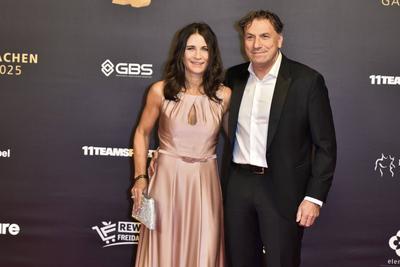 ABBdortmund: Thomas Wuwstefeld und Begleitung zu Gast auf dem roten Teppich bei der Kinderlachen Gala 2025 in der Westfalenhalleam 29.11.2025 in Dortmund NRW Deutschland *** ABBdortmund Thomas Wuwstefeld and company as guests on the red carpet at the Kinderlachen Gala 2025 in the Westfalenhalleon 29 11 2025 in Dortmund NRW Germany-stock-foto