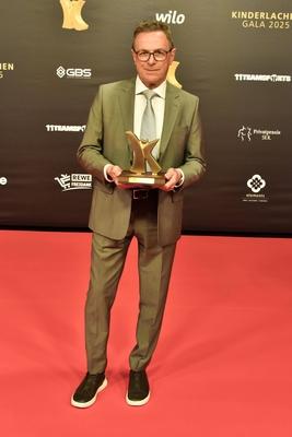 ABBdortmund: Ralf Rangnick Preistraeger Fussball Trainer Osterreich Maenner zu Gast auf dem roten Teppich bei der Kinderlachen Gala 2025 in der Westfalenhalleam 29.11.2025 in Dortmund NRW Deutschland *** ABBdortmund Ralf Rangnick Award Winner Football Coach Austria Men on the red carpet at the Kinderlachen Gala 2025 in the Westfalenhalleon 29 11 2025 in Dortmund NRW Germany-stock-foto