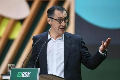 Hannover, Niedersachsen, Deutschland, 30.11.2025: Messe: 51. Bundesdelegiertenkonferenz B?ndnis90/Die Gr?nen: Cem ?zdemi-stock-foto