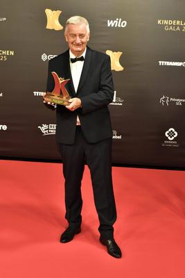 ABBdortmund: Reiner Meutsch Preistraeger zu Gast auf dem roten Teppich bei der Kinderlachen Gala 2025 in der Westfalenhalleam 29.11.2025 in Dortmund NRW Deutschland *** ABBdortmund Reiner Meutsch Award winner as a guest on the red carpet at the Kinderlachen Gala 2025 in the Westfalenhalleon 29 11 2025 in Dortmund NRW Germany-stock-foto