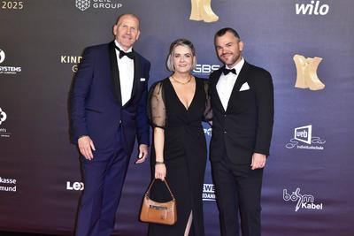 ABBdortmund: Autor und Coach Martin Limbeck lks, mit Begleitung zu Gast auf dem roten Teppich bei der Kinderlachen Gala 2025 in der Westfalenhalleam 29.11.2025 in Dortmund NRW Deutschland *** ABBdortmund author and coach Martin Limbeck left, with companion on the red carpet at the Kinderlachen Gala 2025 in the Westfalenhalleon 29 11 2025 in Dortmund NRW Germany-stock-foto