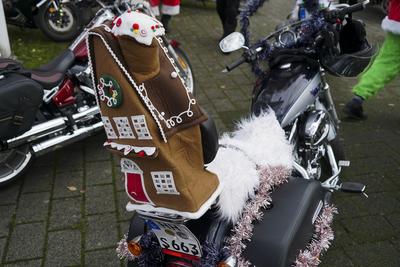 CNTVhamburg: Verkleidete Motorrad Fahrer Weihnachtsmotive Weihnachtsmann Motorrad Konvoi mit ca. 200 Teilnehmern 30.11.2025 Hamburg Harte Jungs und coole M?dels k?nnen auch ganz weich. Ca. 200 Motorradfahrer und Motorradfahrerinnen beteiligten sich am heutigen 1. Advent an einer Charity Spendenaktion. Als Weihnachtsmann, Weihnachtfrau, Engel, Grinch und Rentier verkleidet fuhren die Biker mit ihren weihnachtlich dekorierten Bikes und Trikes durch Hamburg und sammelten an verschiedenen Stellen Spenden f?r den Hamburger Lufthafen eine Station des Kinderkrankenhauses Altona Hamburg Deutschland *** CNTVhamburg Disguised motorcyclists Christmas motifs Santa Claus motorcycle convoy with approx. 200 participants 30 11 2025 Hamburg Tough guys a-stock-foto