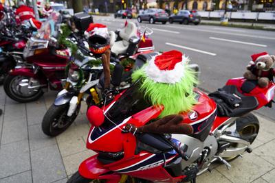 CNTVhamburg: Verkleidete Motorrad Fahrer Weihnachtsmotive Weihnachtsmann Motorrad Konvoi mit ca. 200 Teilnehmern 30.11.2025 Hamburg Harte Jungs und coole M?dels k?nnen auch ganz weich. Ca. 200 Motorradfahrer und Motorradfahrerinnen beteiligten sich am heutigen 1. Advent an einer Charity Spendenaktion. Als Weihnachtsmann, Weihnachtfrau, Engel, Grinch und Rentier verkleidet fuhren die Biker mit ihren weihnachtlich dekorierten Bikes und Trikes durch Hamburg und sammelten an verschiedenen Stellen Spenden f?r den Hamburger Lufthafen eine Station des Kinderkrankenhauses Altona Hamburg Deutschland *** CNTVhamburg Disguised motorcyclists Christmas motifs Santa Claus motorcycle convoy with approx. 200 participants 30 11 2025 Hamburg Tough guys a-stock-foto