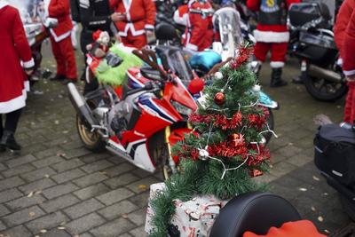 CNTVhamburg: Verkleidete Motorrad Fahrer Weihnachtsmotive Weihnachtsmann Motorrad Konvoi mit ca. 200 Teilnehmern 30.11.2025 Hamburg Harte Jungs und coole M?dels k?nnen auch ganz weich. Ca. 200 Motorradfahrer und Motorradfahrerinnen beteiligten sich am heutigen 1. Advent an einer Charity Spendenaktion. Als Weihnachtsmann, Weihnachtfrau, Engel, Grinch und Rentier verkleidet fuhren die Biker mit ihren weihnachtlich dekorierten Bikes und Trikes durch Hamburg und sammelten an verschiedenen Stellen Spenden f?r den Hamburger Lufthafen eine Station des Kinderkrankenhauses Altona Hamburg Deutschland *** CNTVhamburg Disguised motorcyclists Christmas motifs Santa Claus motorcycle convoy with approx. 200 participants 30 11 2025 Hamburg Tough guys a-stock-foto