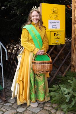 Die Bautzener Senfk?nigin Vivien Lenz am Weihnachtspostamt beim Stollenanschnitt und Er?ffnung des 642. Bautzener Wenzel-stock-foto