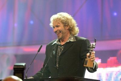 Bildnummer: 50564884  Datum: 01.10.2004  Copyright: imago/ScherfModerator Thomas Gottschalk (GER) bedankt sich f?r seine Ehrung mit dem Platin Otto anl?sslich der BRAVO SUPERSHOW 2004 - DIE ZWEITE! in Berlin, Personen , optimistisch , Objekte , Freude; 2004, Berlin, Super-Show, Shows , TV, 2., RTL, Moderatoren, Fernsehmoderator, Fernsehmoderatoren, Troph?e, Troph?en, Auszeichnung, Auszeichnungen, Ehrung, Ehrungen, lacht, lachend, lachen; , quer, Kbdig, Einzelbild, close, Deutschland, Randbild, People-stock-foto