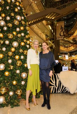 D?WELL Public Opening Event - Jeannine Halene, Moderatorin des Abends und Inhaberin der Agentur Rheinschurken mit Dr. Sy-stock-foto