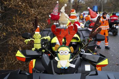 CNTVhamburg: Verkleidete Motorrad Fahrer Weihnachtsmotive Weihnachtsmann Motorrad Konvoi mit ca. 200 Teilnehmern 30.11.2025 Hamburg Harte Jungs und coole M?dels k?nnen auch ganz weich. Ca. 200 Motorradfahrer und Motorradfahrerinnen beteiligten sich am heutigen 1. Advent an einer Charity Spendenaktion. Als Weihnachtsmann, Weihnachtfrau, Engel, Grinch und Rentier verkleidet fuhren die Biker mit ihren weihnachtlich dekorierten Bikes und Trikes durch Hamburg und sammelten an verschiedenen Stellen Spenden f?r den Hamburger Lufthafen eine Station des Kinderkrankenhauses Altona Hamburg Deutschland *** CNTVhamburg Disguised motorcyclists Christmas motifs Santa Claus motorcycle convoy with approx. 200 participants 30 11 2025 Hamburg Tough guys a-stock-foto