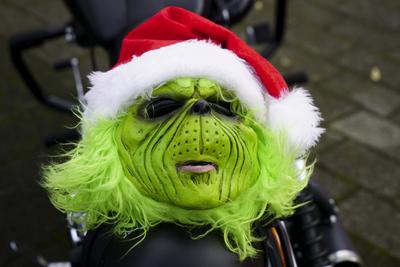 CNTVhamburg: Verkleidete Motorrad Fahrer Weihnachtsmotive Weihnachtsmann Motorrad Konvoi mit ca. 200 Teilnehmern 30.11.2025 Hamburg Harte Jungs und coole M?dels k?nnen auch ganz weich. Ca. 200 Motorradfahrer und Motorradfahrerinnen beteiligten sich am heutigen 1. Advent an einer Charity Spendenaktion. Als Weihnachtsmann, Weihnachtfrau, Engel, Grinch und Rentier verkleidet fuhren die Biker mit ihren weihnachtlich dekorierten Bikes und Trikes durch Hamburg und sammelten an verschiedenen Stellen Spenden f?r den Hamburger Lufthafen eine Station des Kinderkrankenhauses Altona Hamburg Deutschland *** CNTVhamburg Disguised motorcyclists Christmas motifs Santa Claus motorcycle convoy with approx. 200 participants 30 11 2025 Hamburg Tough guys a-stock-foto