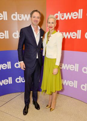 D?WELL Public Opening Event - Jeannine Halene , Inhaberin der Agentur Rheinschurken moderierte den Abend - hier mit dem-stock-foto