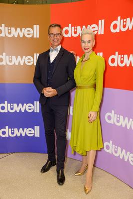 D?WELL Public Opening Event - Jeannine Halene, Moderatorin des Abends und Inhaberin der Agentur Rheinschurken mit D?ssel-stock-foto