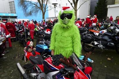 CNTVhamburg: Verkleidete Motorrad Fahrer Weihnachtsmotive Weihnachtsmann Motorrad Konvoi mit ca. 200 Teilnehmern 30.11.2025 Hamburg Harte Jungs und coole M?dels k?nnen auch ganz weich. Ca. 200 Motorradfahrer und Motorradfahrerinnen beteiligten sich am heutigen 1. Advent an einer Charity Spendenaktion. Als Weihnachtsmann, Weihnachtfrau, Engel, Grinch und Rentier verkleidet fuhren die Biker mit ihren weihnachtlich dekorierten Bikes und Trikes durch Hamburg und sammelten an verschiedenen Stellen Spenden f?r den Hamburger Lufthafen eine Station des Kinderkrankenhauses Altona Hamburg Deutschland *** CNTVhamburg Disguised motorcyclists Christmas motifs Santa Claus motorcycle convoy with approx. 200 participants 30 11 2025 Hamburg Tough guys a-stock-foto
