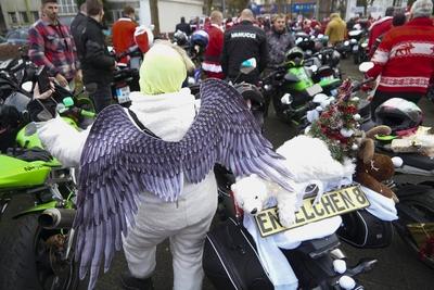 CNTVhamburg: Verkleidete Motorrad Fahrer Weihnachtsmotive Weihnachtsmann Motorrad Konvoi mit ca. 200 Teilnehmern 30.11.2025 Hamburg Harte Jungs und coole M?dels k?nnen auch ganz weich. Ca. 200 Motorradfahrer und Motorradfahrerinnen beteiligten sich am heutigen 1. Advent an einer Charity Spendenaktion. Als Weihnachtsmann, Weihnachtfrau, Engel, Grinch und Rentier verkleidet fuhren die Biker mit ihren weihnachtlich dekorierten Bikes und Trikes durch Hamburg und sammelten an verschiedenen Stellen Spenden f?r den Hamburger Lufthafen eine Station des Kinderkrankenhauses Altona Hamburg Deutschland *** CNTVhamburg Disguised motorcyclists Christmas motifs Santa Claus motorcycle convoy with approx. 200 participants 30 11 2025 Hamburg Tough guys a-stock-foto