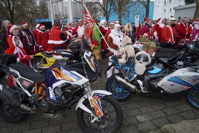 CNTVhamburg: Verkleidete Motorrad Fahrer Weihnachtsmotive Weihnachtsmann Motorrad Konvoi mit ca. 200 Teilnehmern 30.11.2025 Hamburg Harte Jungs und coole M?dels k?nnen auch ganz weich. Ca. 200 Motorradfahrer und Motorradfahrerinnen beteiligten sich am heutigen 1. Advent an einer Charity Spendenaktion. Als Weihnachtsmann, Weihnachtfrau, Engel, Grinch und Rentier verkleidet fuhren die Biker mit ihren weihnachtlich dekorierten Bikes und Trikes durch Hamburg und sammelten an verschiedenen Stellen Spenden f?r den Hamburger Lufthafen eine Station des Kinderkrankenhauses Altona Hamburg Deutschland *** CNTVhamburg Disguised motorcyclists Christmas motifs Santa Claus motorcycle convoy with approx. 200 participants 30 11 2025 Hamburg Tough guys a-stock-foto