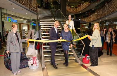 D?WELL Public Opening Event - Center Managerin Dr. Sylvia Nielius, V?lkel Real Estate (m.) mit D?sseldorfs B?rgermeinter-stock-foto