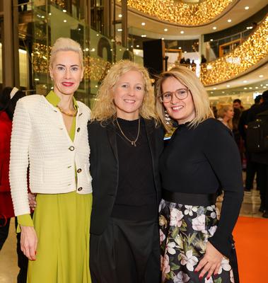 D?WELL Public Opening Event - (L-R) Jeannine Halene, Inhaberin Agentur Rheinschurken, Caroline Schmitt, Vorst?ndin Dornb-stock-foto