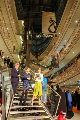 D?WELL Public Opening Event - Center Managerin Dr. Sylvia Nielius, V?lkel Real Estate (m.) mit D?sseldorfs B?rgermeinter-stock-foto