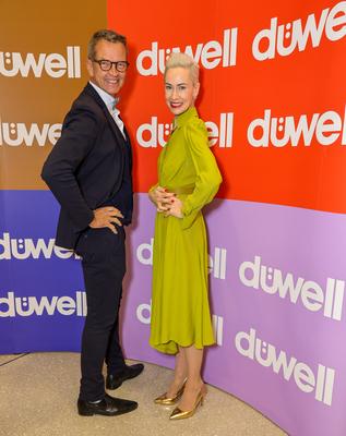 D?WELL Public Opening Event - Jeannine Halene, Moderatorin des Abends und Inhaberin der Agentur Rheinschurken mit D?ssel-stock-foto