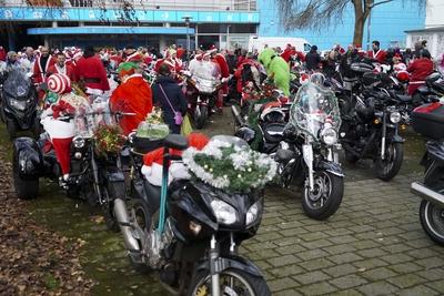CNTVhamburg: Verkleidete Motorrad Fahrer Weihnachtsmotive Weihnachtsmann Motorrad Konvoi mit ca. 200 Teilnehmern 30.11.2025 Hamburg Harte Jungs und coole M?dels k?nnen auch ganz weich. Ca. 200 Motorradfahrer und Motorradfahrerinnen beteiligten sich am heutigen 1. Advent an einer Charity Spendenaktion. Als Weihnachtsmann, Weihnachtfrau, Engel, Grinch und Rentier verkleidet fuhren die Biker mit ihren weihnachtlich dekorierten Bikes und Trikes durch Hamburg und sammelten an verschiedenen Stellen Spenden f?r den Hamburger Lufthafen eine Station des Kinderkrankenhauses Altona Hamburg Deutschland *** CNTVhamburg Disguised motorcyclists Christmas motifs Santa Claus motorcycle convoy with approx. 200 participants 30 11 2025 Hamburg Tough guys a-stock-foto