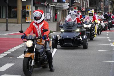 CNTVhamburg: Verkleidete Motorrad Fahrer Weihnachtsmotive Weihnachtsmann Motorrad Konvoi mit ca. 200 Teilnehmern 30.11.2025 Hamburg Harte Jungs und coole M?dels k?nnen auch ganz weich. Ca. 200 Motorradfahrer und Motorradfahrerinnen beteiligten sich am heutigen 1. Advent an einer Charity Spendenaktion. Als Weihnachtsmann, Weihnachtfrau, Engel, Grinch und Rentier verkleidet fuhren die Biker mit ihren weihnachtlich dekorierten Bikes und Trikes durch Hamburg und sammelten an verschiedenen Stellen Spenden f?r den Hamburger Lufthafen eine Station des Kinderkrankenhauses Altona Hamburg Deutschland *** CNTVhamburg Disguised motorcyclists Christmas motifs Santa Claus motorcycle convoy with approx. 200 participants 30 11 2025 Hamburg Tough guys a-stock-foto