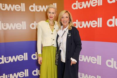 D?WELL Public Opening Event - (L-R) Moderatorin und Inahberin der Agentur Rheinschurken, Jeannine Halene mit Strandfrein-stock-foto
